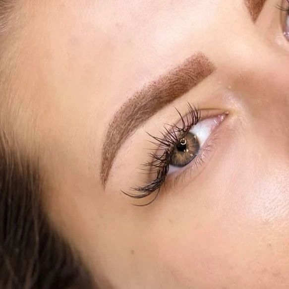 Makijaż permanentny brwi efekt przed wygojeniem